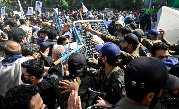 Pakistan: Szturmy na placówki USA i ONZ, kilkadziesiąt osób zabitych