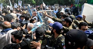 Pakistan: Szturmy na placówki USA i ONZ, kilkadziesiąt osób zabitych