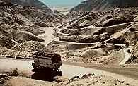 Pakistan, widok z Khybar na granicę z Afganistanem, między Peszawarem a Kabulem /Encyklopedia Internautica