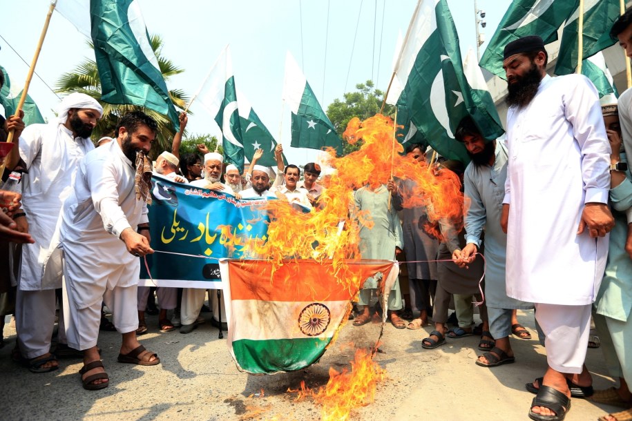 Pakistańczycy palą flagę Indii /EPA/ARSHAD ARBAB /PAP/EPA