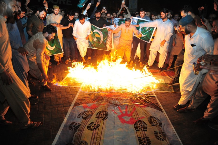 Pakistańczycy w reakcji na ataki palą portret premiera Indii Narendra Modiego /NADEEM KHAWER /PAP/EPA