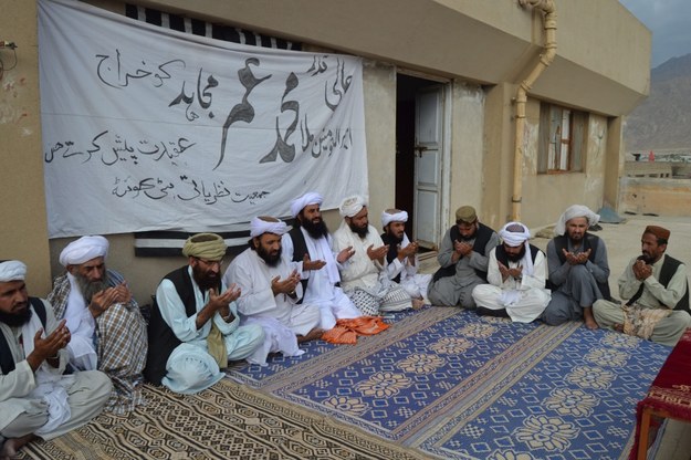 Pakistańscy muzułmanie modlą się za mułłę Omara /STRINGER /PAP/EPA