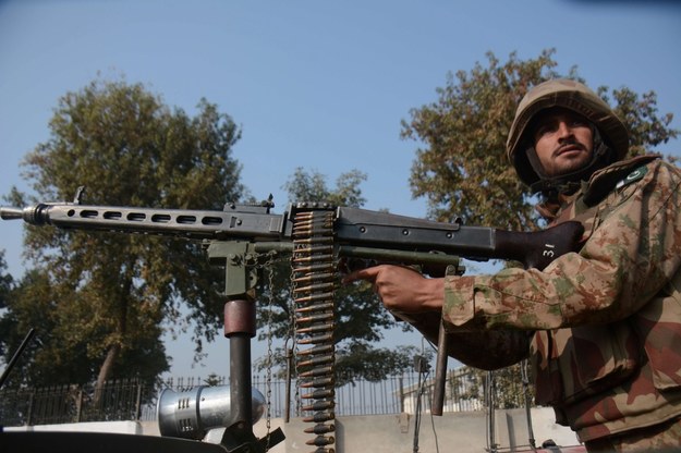 Pakistański żołnierz w czasie operacji /BILAWAL ARBAB /PAP/EPA