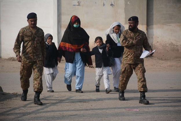 Pakistańskie służby i dzieci uratowane z ataku talibów /BILAWAL ARBAB /PAP/EPA
