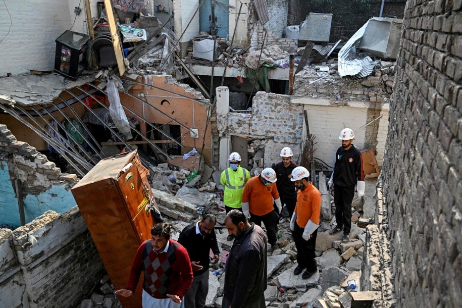 Pakistańskie służby na miejscu zdarzenia /AAMIR QURESHI/AFP /East News