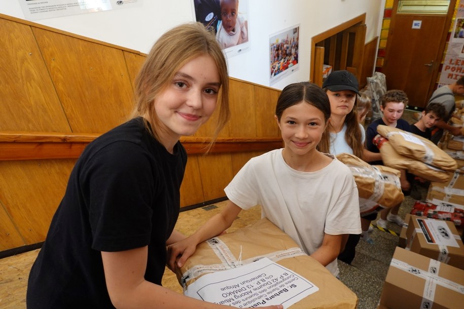 Pakowanie darów /Fundacja Pomocy Humanitarnej „Redemptoris Missio” /