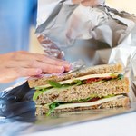 Pakowanie kanapek w folię aluminiową szkodzi zdrowiu