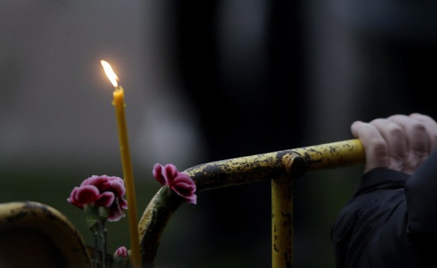 Palą znicze, składają kwiaty. Ryga w żałobie