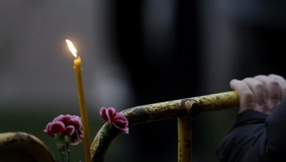 Palą znicze, składają kwiaty. Ryga w żałobie