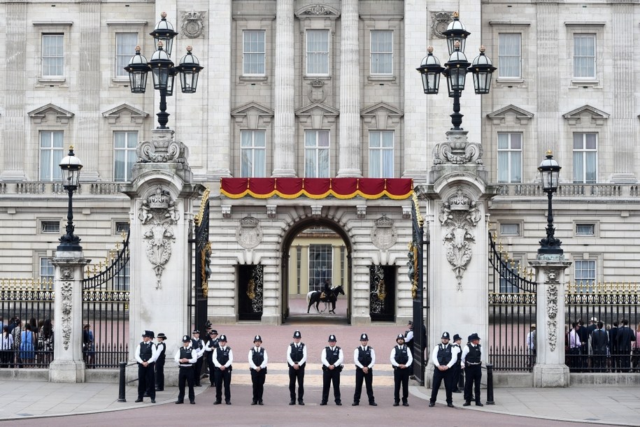 Pałac Buckingham, w pobliżu którego zatrzymano mężczyznę (zdj. arch.) /FACUNDO ARRIZABALAGA /PAP/EPA