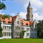 Pałac jak z filmów Disneya. Urokliwe wieżyczki i bajkowe komnaty zachwycają