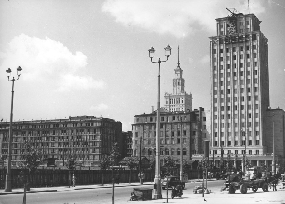 Pałac Kultury i Nauki w 1955 r. Na pierwszym planie po prawej stronie przedwojenny Prudential /CAF/Mariusz Szyperko /PAP