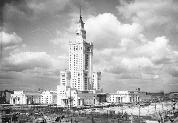 Pałac Kultury i Nauki w Warszawie. Zdjęcie z 1955 roku /Z archiwum Narodowego Archiwum Cyfrowego