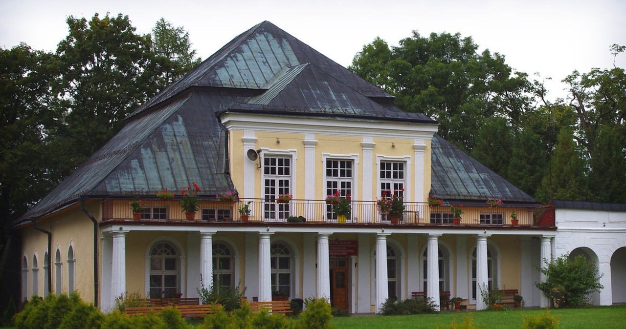 Pałac w Krasnobrodzie, w którym mieści się sanatorium (Wikimedia.com/Creative Commons Attribution-Share Alike 3.0 Poland) /Poeticbent /materiał zewnętrzny