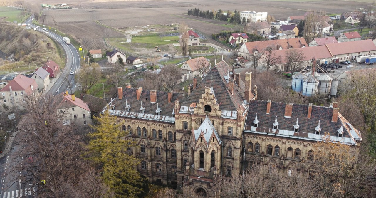 Pałac w Mokrzeszowie na sprzedaż. Cena wywoławcza to 2,47 mln zł /TOMASZ GOLLA/AGENCJA SE/East News /East News
