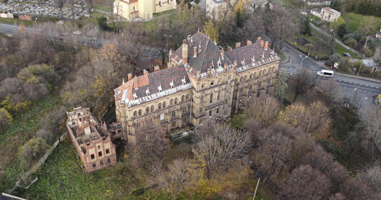 Pałac w Mokrzeszowie na sprzedaż. Cena wywoławcza to 2,47 mln zł /TOMASZ GOLLA/AGENCJA SE/East News /East News