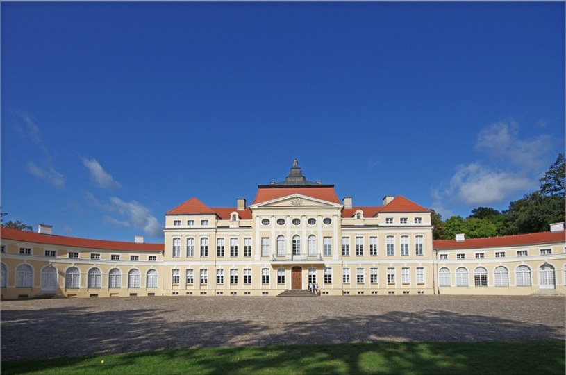 Pałac w Rogalinie to świetny sposób na jednodniowy urlop. /Marek BAZAK/East News /East News