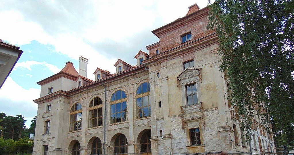 Pałac w trakcie renowacji. Zdjęcie z 2015 roku. /Barzdon/CC BY-SA 4.0 (https://creativecommons.org/licenses/by-sa/4.0/) /Wikimedia