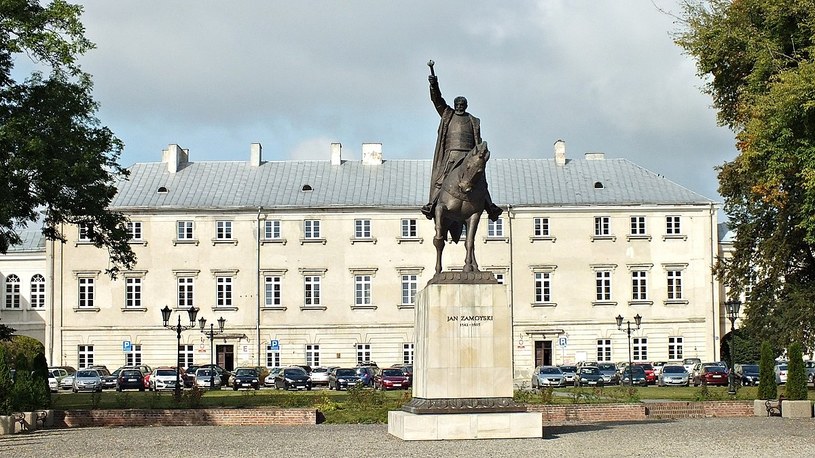 Pałac Zamoyskich od frontu /Teresa Łuka/CC BY-SA 3.0 PL Deed (https://creativecommons.org/licenses/by-sa/3.0/pl/deed.en) /Wikimedia