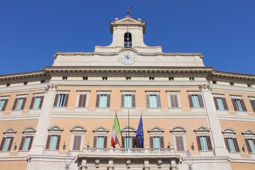 Pałacem Montecitorio, który obecnie stanowi siedzibę parlamentu włoskiego /123RF/PICSEL