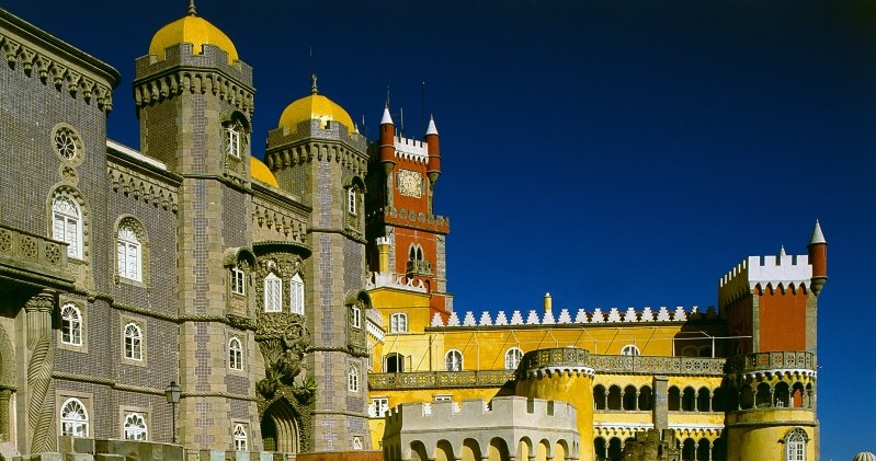 Palacio da Pena w Sintrze to tylko jeden z wielu wspaniałych obiektów wartych odwiedzenia w tym portugalskim miasteczku. /123RF/PICSEL