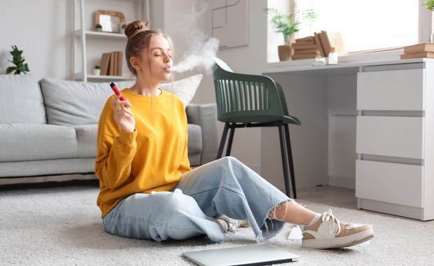 ​Palący problem narasta. WHO: 15 mln dzieci sięga po niebezpieczną używkę