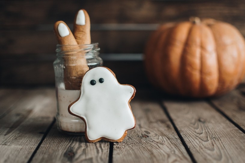 Palce do chrupania? Potrzebne będzie kruche ciasto oraz migdały i lukier, z których uformujesz paznokcie. Idealna przekąska na Halloween