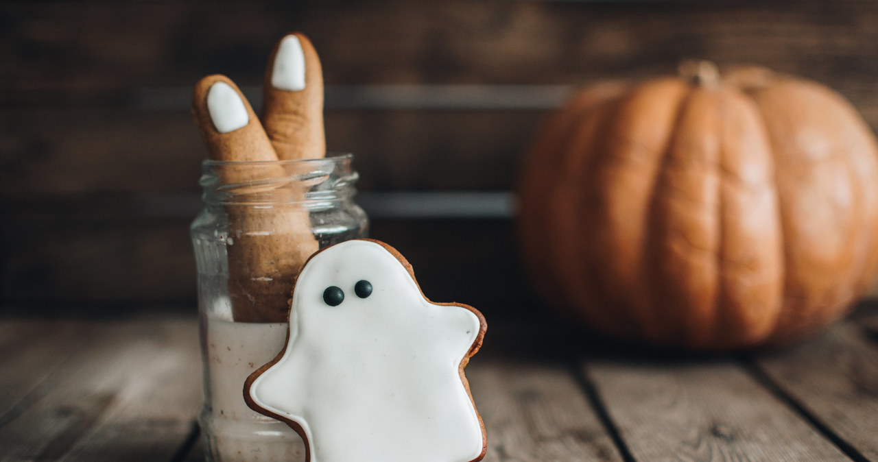 Palce do chrupania? Potrzebne będzie kruche ciasto oraz migdały i lukier, z których uformujesz paznokcie. Idealna przekąska na Halloween