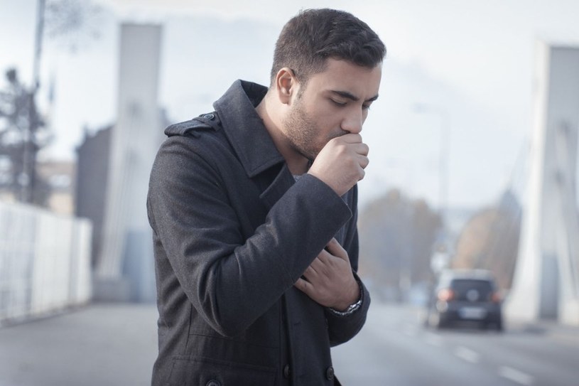 Palenie e-papierosów osłabia układ odpornościowy i sprawia, że u osób palących częściej występują infekcje dróg oddechowych /123RF/PICSEL