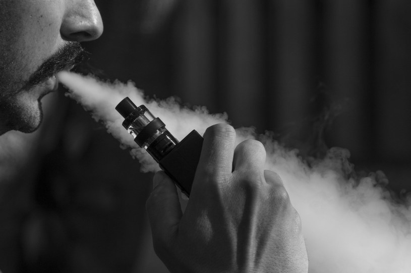 Palenie e-papierosów wiąże się ze zwiększonym ryzykiem zaburzeń erekcji /Pixabay.com