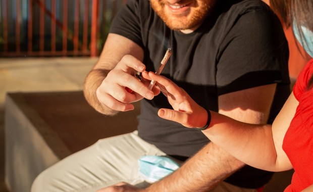 Palenie marihuany a zdrowie emocjonalne. Nowe badania dają do myślenia