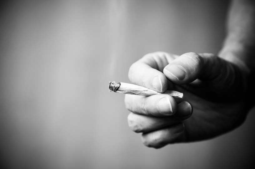 Palenie marihuany może wywołać nietypową chorobę /© Glowimages