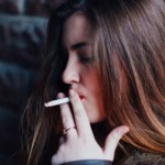 Palenie może pogłębiać depresję u nastolatków? Nowe ustalenia naukowców