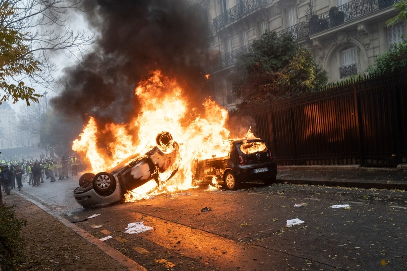 Palenie osobom postronnym samochodów to z punktu widzenia Polaka niezrozumiały francuski ewenement /Getty Images