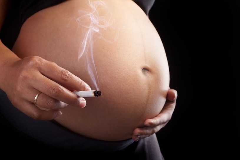 Palenie papierosów podczas ciąży jest surowo zabronione /123RF/PICSEL