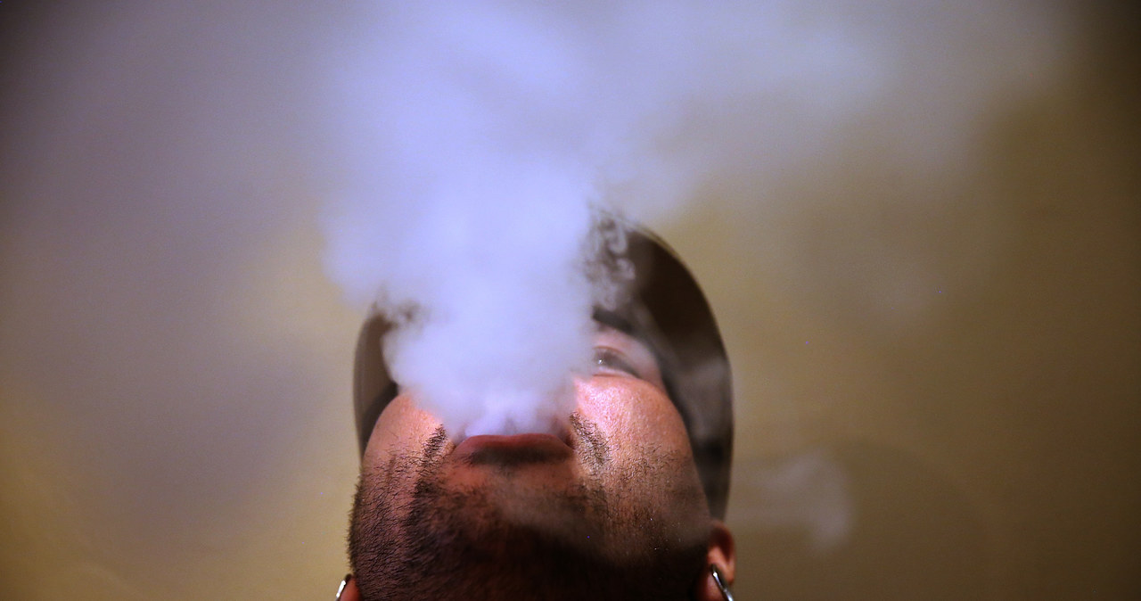 Palenie papierosów powoduje powstawanie groźnych biofilmów /AFP