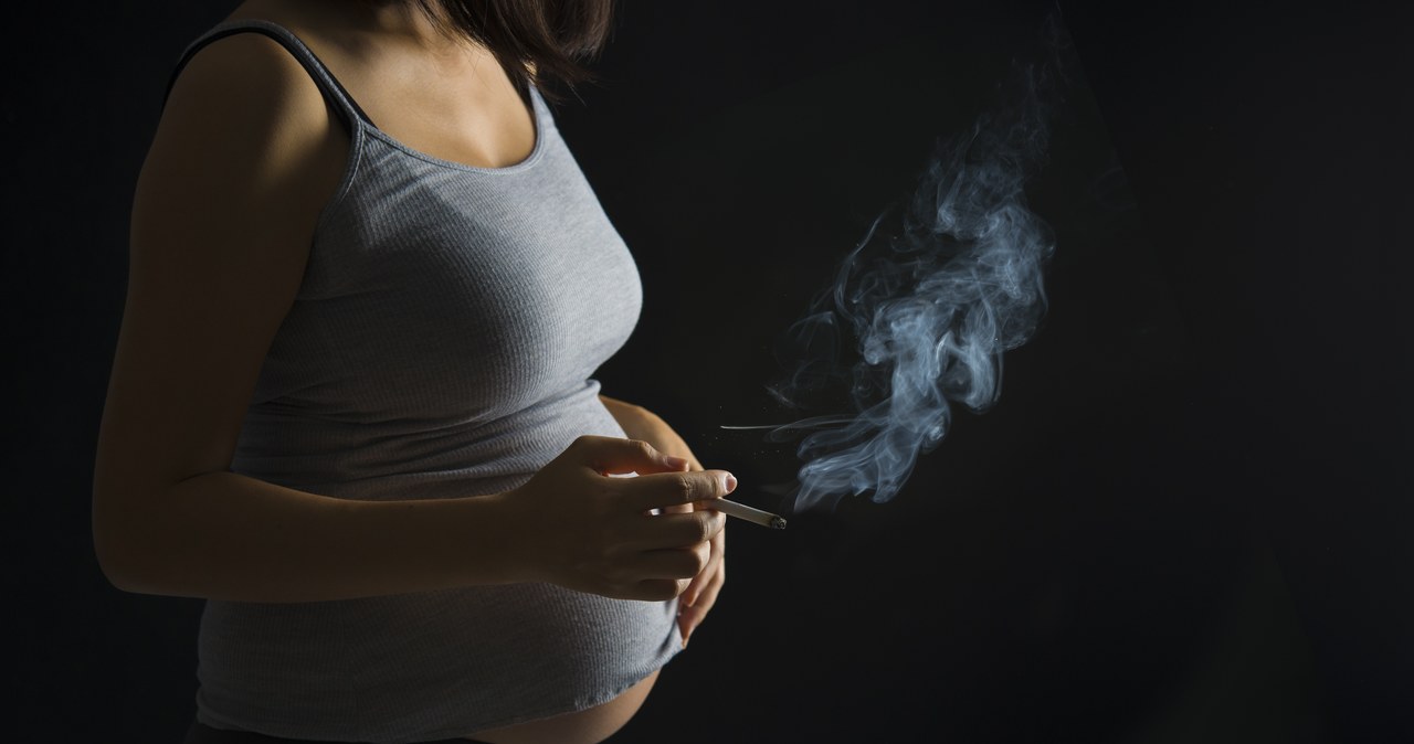 Palenie papierosów w ciąży to zabójstwo dla dziecka /123RF/PICSEL