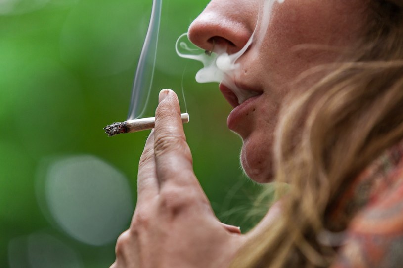 Palenie powoduje poważne szkody zarówno dla ciała, jak i umysłu - podkreślają eksperci /123RF/PICSEL