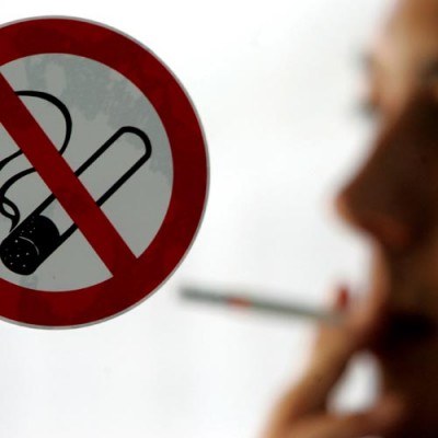 Palenie tytoniu powinno odbywać się wyłącznie w odpowiednio przystosowanych pomieszczeniach /AFP