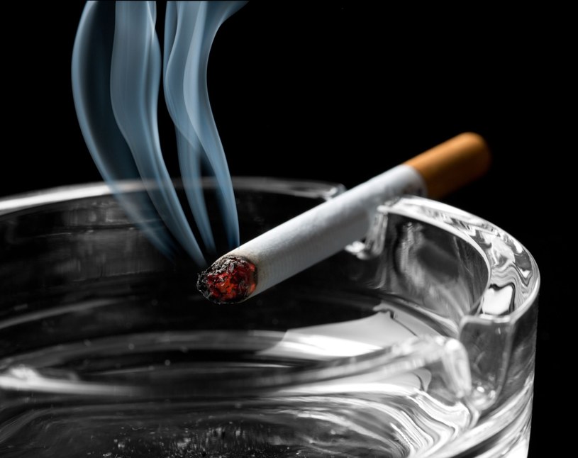 Palenie tytoniu to nałóg skazujący na śmierć /123RF/PICSEL