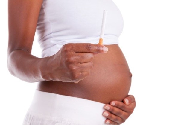 Palenie w ciąży szkodzi nie tylko matce, ale przede wszystkim dziecku /123RF/PICSEL