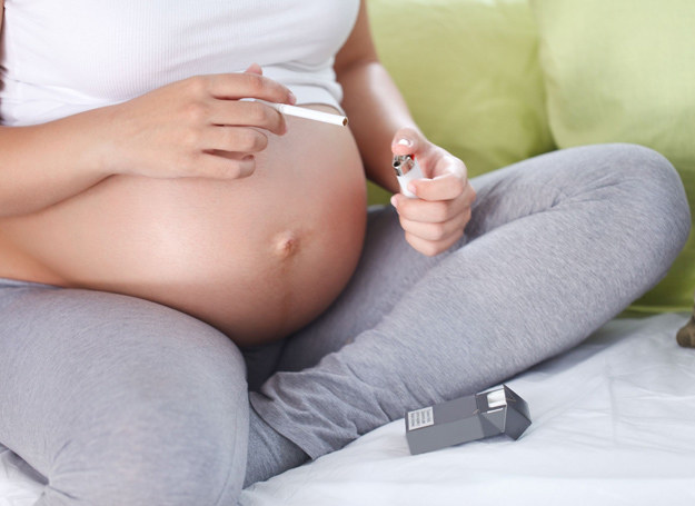 Palenie w ciąży zwiększa ryzyko zgonu noworodka. /123RF/PICSEL