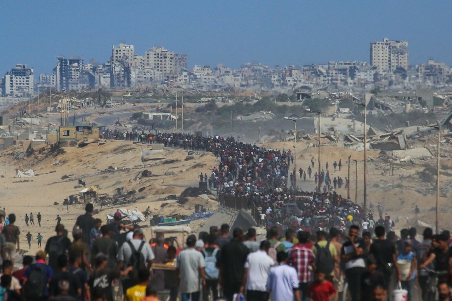 Palestyńczycy idą drogą Al-Rashid w kierunku miasta Gaza z Nuseirat w centralnej części Strefy Gazy. Siły izraelskie ogłosiły zawieszenie broni i wycofały się z niektórych pozycji /BASHAR TALEB/AFP/East News /East News