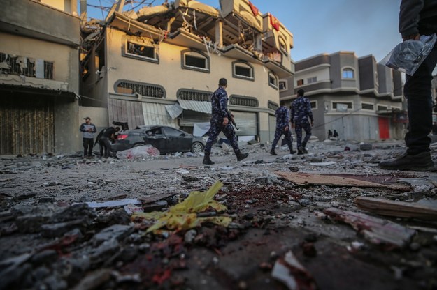 Palestyńczycy na ruinach zniszczonego w izraelskim ataku domu Bahy Abu Al-Atty /MOHAMMED SABER  /PAP/EPA