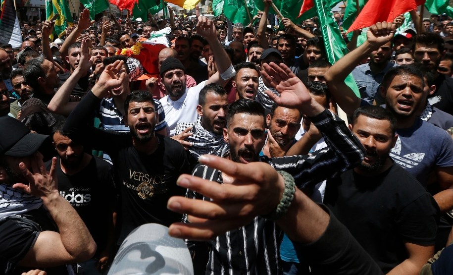 Palestyńczycy niosą ciało 16-letniego Raszida Abu Ardy, który został zastrzelony przez izraelskiego żołnierza. /ALAA BADARNEH  /PAP/EPA