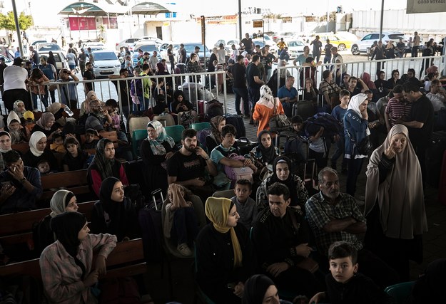 Palestyńczycy oczekujący na przekroczenie przejścia granicznego w Rafah /HAITHAM IMAD /PAP/EPA