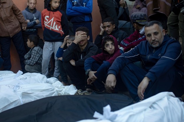 Palestyńczycy opłakujący bliskich, którzy zginęli w izraelskim ataku lotniczym /HAITHAM IMAD /PAP/EPA