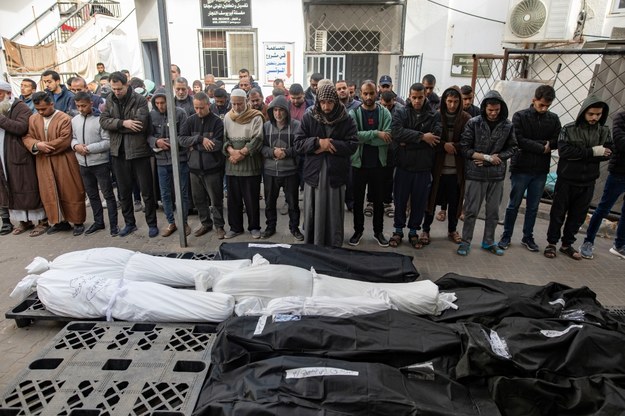 Palestyńczycy opłakujący swoich bliskich, którzy zginęli w izraelskim ataku powietrznym /HAITHAM IMAD /PAP/EPA