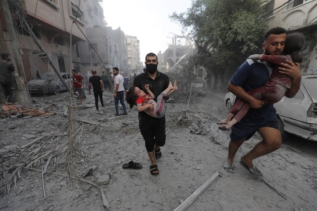 Palestyńczycy z dziećmi, które zostały ranne w wyniku bombardowania /MOHAMMED SABER  /PAP/EPA