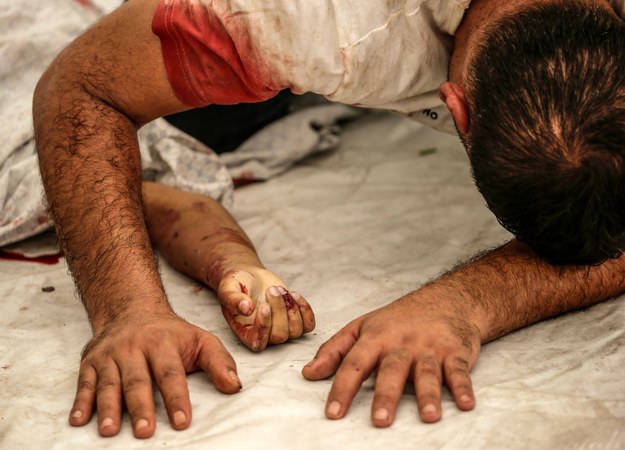 Palestyńczyk opłakujący śmierć dziecka /MOHAMMED SABER  /PAP/EPA
